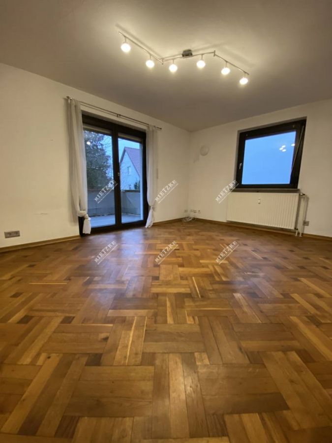 ARI-93-88 Wohnzimmer - Großflächige drei Zimmer Wohnung mit privatem Balkon zu vermieten