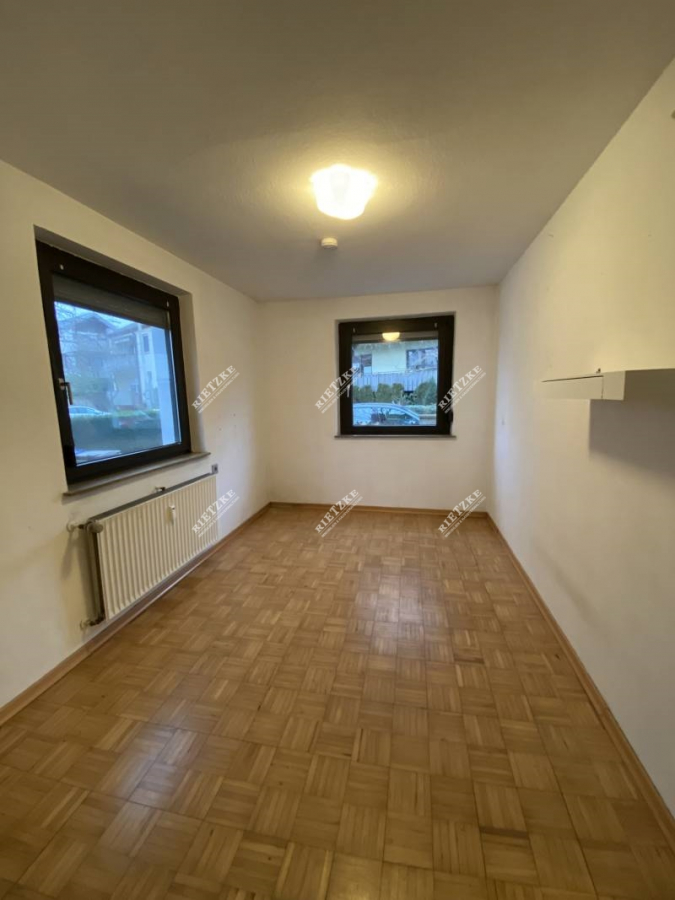 ARI-93-88 Schlafzimmer - Großflächige drei Zimmer Wohnung mit privatem Balkon zu vermieten