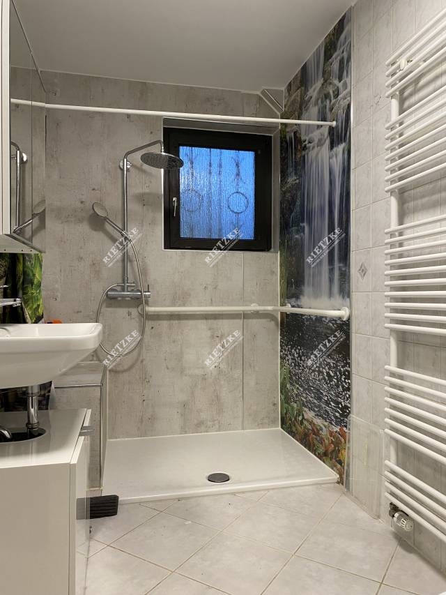 ARI-93-88 Badezimmer - Großflächige drei Zimmer Wohnung mit privatem Balkon zu vermieten