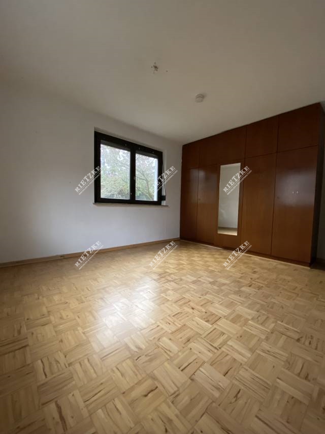 ARI-9388 Schlafzimmer 1 - Großflächige drei Zimmer Wohnung mit privatem Balkon zu vermieten