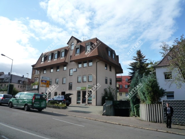 ARI-9190-ETW-LB-Hausansicht-1 - Angenehme 2 Zi.- ETW mit TG.- Stellpl. und großartigem, umlaufenden Balkon und T