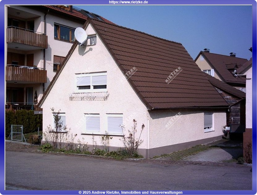 ARI-9092-Hausansicht - Häuschen für Immoeinsteiger mit Platzbedarf