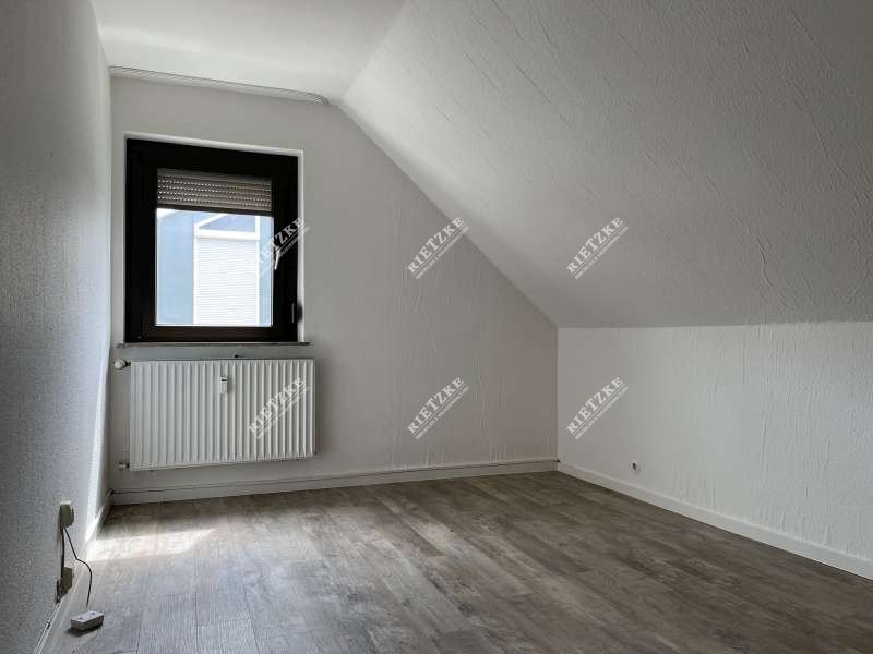 ARI-9397-10925-Schlafzimmer 1 - Einfache Wohnung im Dachgeschoß- Ideal für Studenten, Lehrlinge oder WG’s