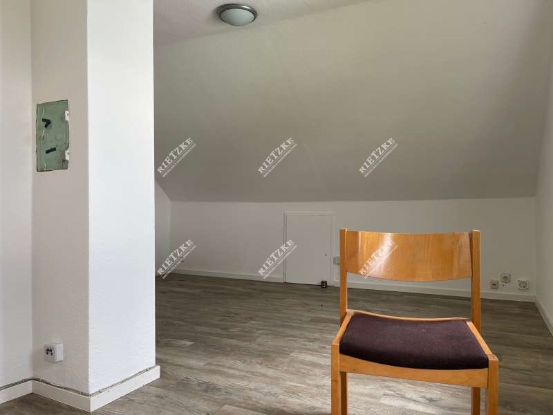 ARI-9397-10925-Wohnzimmer 3 - Einfache Wohnung im Dachgeschoß- Ideal für Studenten, Lehrlinge oder WG’s