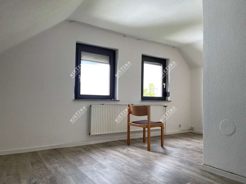ARI-9397-10925-Wohnzimmer - Einfache Wohnung im Dachgeschoß- Ideal für Studenten, Lehrlinge oder WG’s