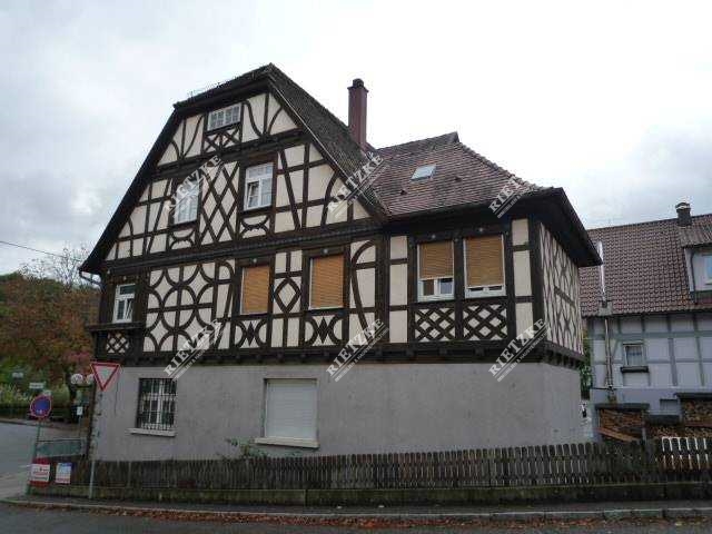 ARI-9192-Hausbilder-1 - Teilrenovierte DG.-Wohnung + Dachboden + Stellplatz günstig abzugeben