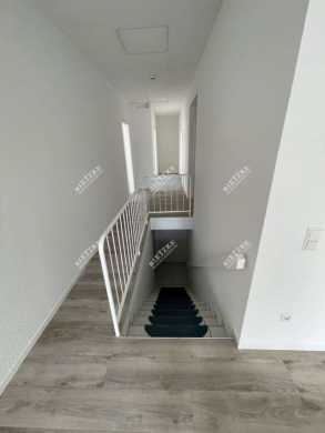 Raumwunder, Wohnen und Arbeiten auf 2 Ebenen mit viel Platz, 7 Räume, EBK, Garage und Stellplatz - ARI-10952-EG-UG-Treppe-2 (4221)