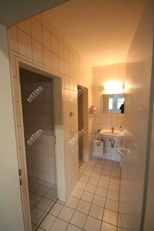 ARI-9202-Sanitärbereich - Kühl- Lagerhalle- 3 Min. zur Autobahn mit Verwaltungsfläche Murr