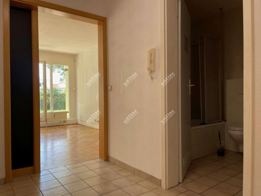 ARI-9398-ETW-Vaihingen-Flur-1 - Fürs Kennerauge, reduzierte, nette, sonnige 2 Zi.- Eigentumswohnung mit Terrasse