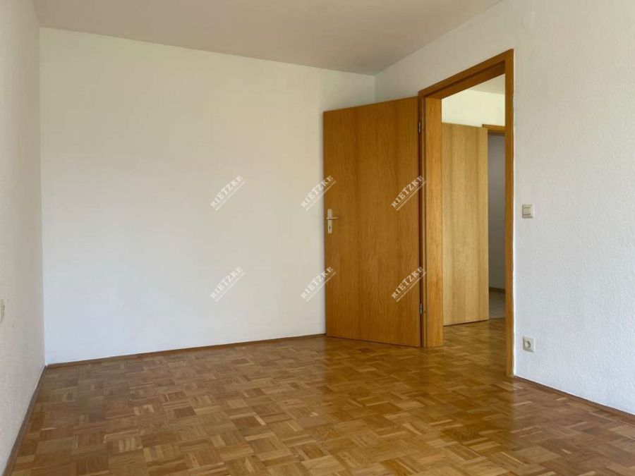 ARI-9398-ETW-Vaihingen-SZ-1 - Fürs Kennerauge, reduzierte, nette, sonnige 2 Zi.- Eigentumswohnung mit Terrasse