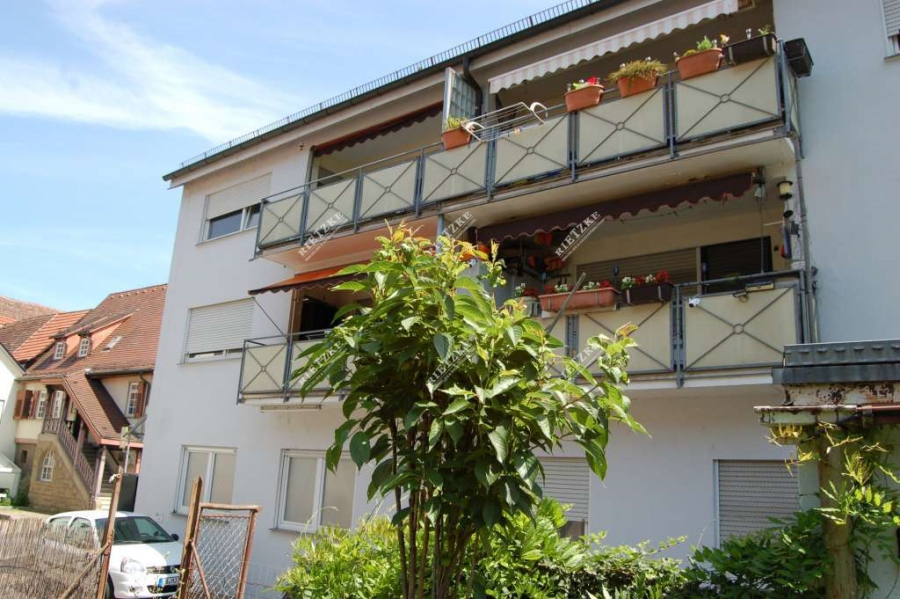 ARI-10947-Hausansicht-6 - Helle, freundliche neu renovierte 3 Zi.-Wohnung mit Balkon und Aussenstellplatz