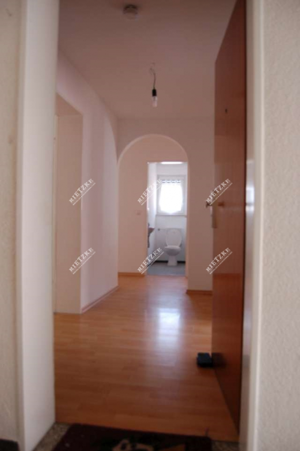 ARI-10947-Eingang-Flur - Helle, freundliche neu renovierte 3 Zi.-Wohnung mit Balkon und Aussenstellplatz