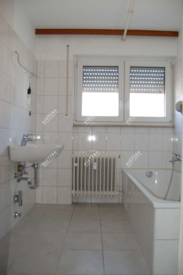 ARI-10947-Bad-1 - Helle, freundliche neu renovierte 3 Zi.-Wohnung mit Balkon und Aussenstellplatz