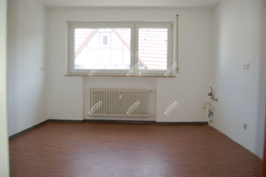 ARI-10947-Kueche - Helle, freundliche neu renovierte 3 Zi.-Wohnung mit Balkon und Aussenstellplatz