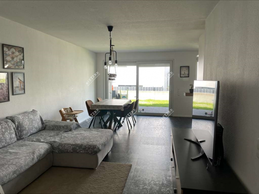 ARI-9396-Wohnzimmer 1 - Traumhaftes Wohnen: 3-Zimmer-Wohnung mit Privatgarten