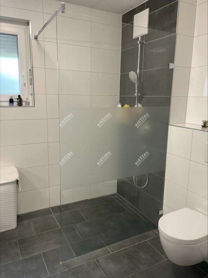 ARI-9396-Badezimmer - Traumhaftes Wohnen: 3-Zimmer-Wohnung mit Privatgarten