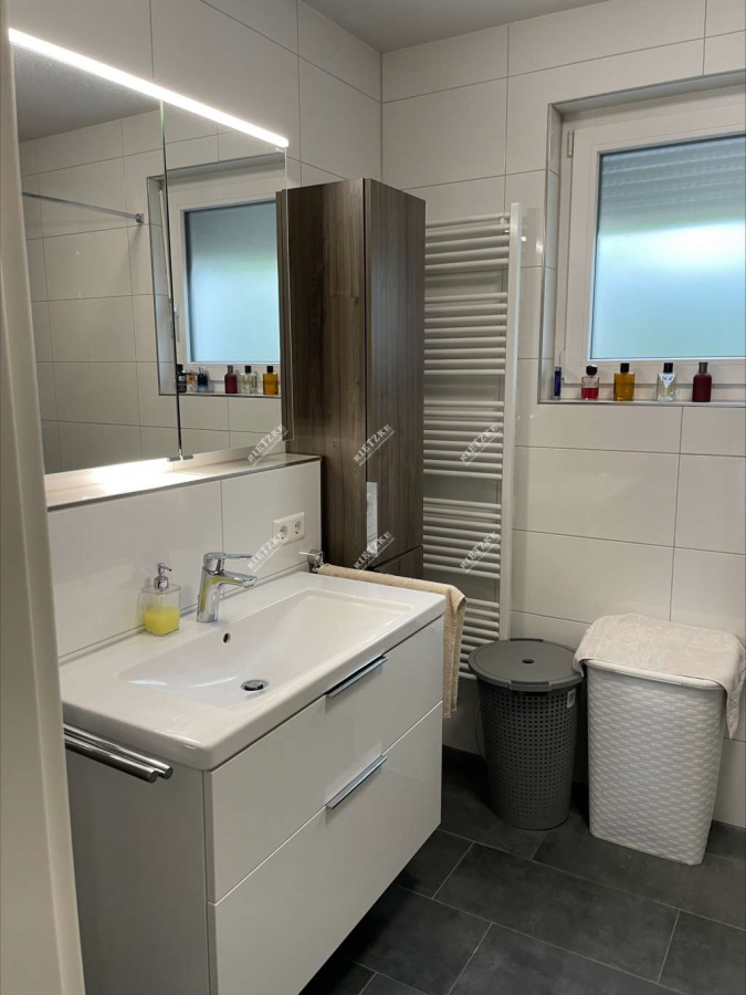 ARI-9396-Badezimmer 1 - Traumhaftes Wohnen: 3-Zimmer-Wohnung mit Privatgarten