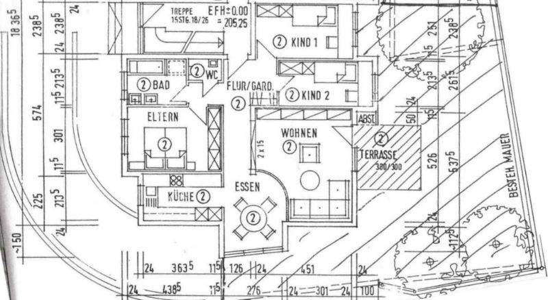 ARI-9057-Grundriss-E - Stadtzentrum 4,5 Zi.-Erdgeschosswohnung mit 2 TG- Stellplätzen