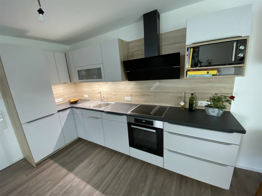 ARI-9392-10 - Moderne, neuwertige 3 Zimmerwohnung mit Terrasse, Garten und Garage