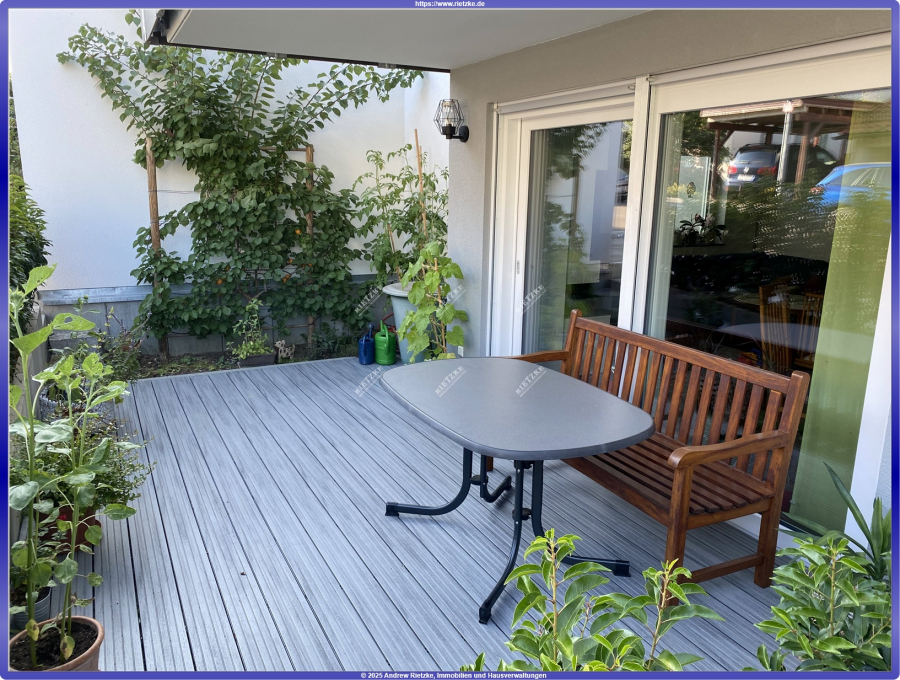 ARI-9392-14 - Moderne, neuwertige 3 Zimmerwohnung mit Terrasse, Garten und Garage