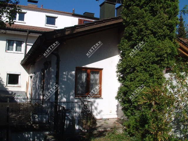 ARI-9112-Anbau-Gartenseite - RMH mit ELW in separatem Gebäude, großer Garten!