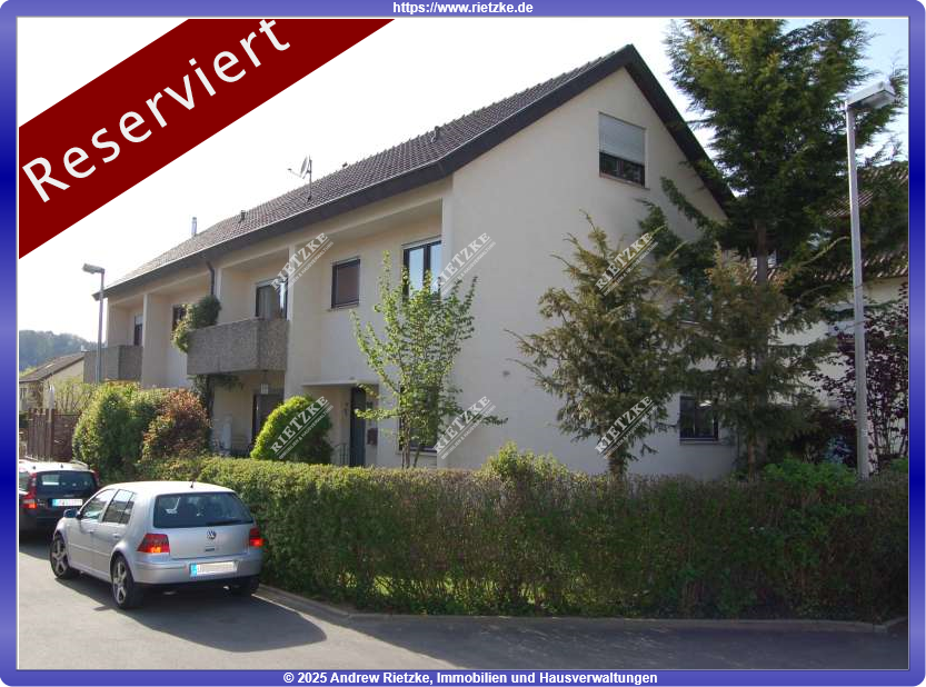 ARI-9322-Hausansicht - Vermietete DHH mit Garten und Garage in Ortsrandlage