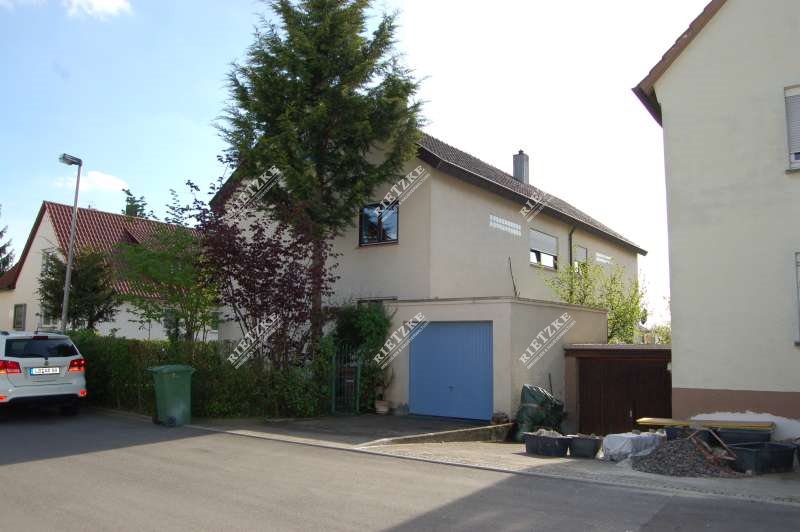 ARI-9322-Hausansicht-Garage - Vermietete DHH mit Garten und Garage in Ortsrandlage