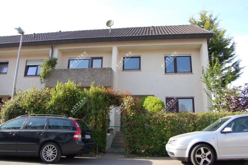 ARI-9322-Hausansicht-Front - Vermietete DHH mit Garten und Garage in Ortsrandlage