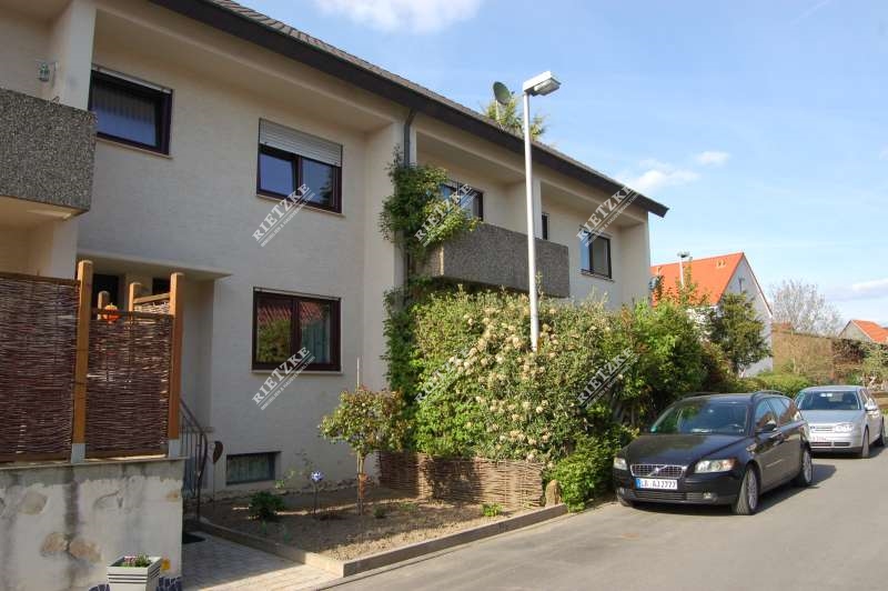 ARI-9322-Hausansicht-Seite - Vermietete DHH mit Garten und Garage in Ortsrandlage