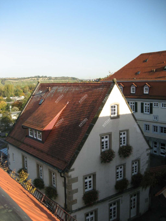 ARI-9337-Aussicht-Loggia - Individuell, geschnittene Dachgeschoss Maisonettewohnung mit EBK, Dachloggia und TG.-Platz