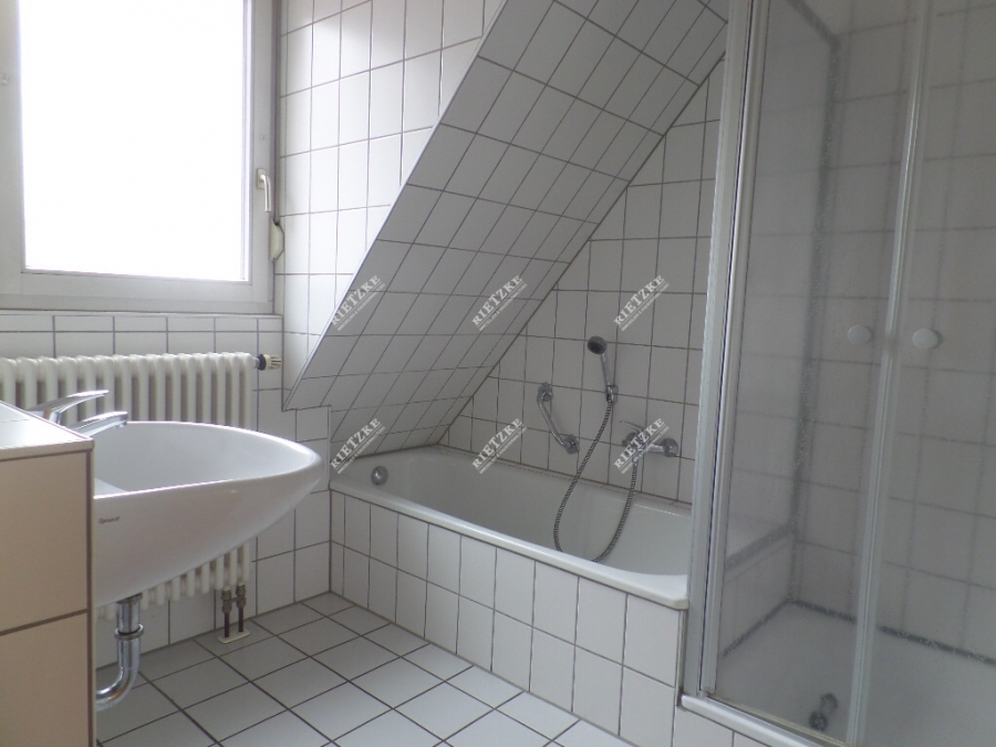 ARI-9337-Badezimmer - Individuell, geschnittene Dachgeschoss Maisonettewohnung mit EBK, Dachloggia und TG.-Platz