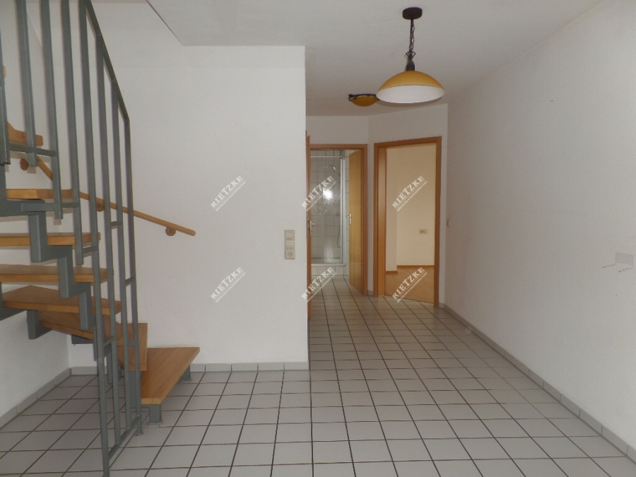 ARI-9337-Diele - Individuell, geschnittene Dachgeschoss Maisonettewohnung mit EBK, Dachloggia und TG.-Platz
