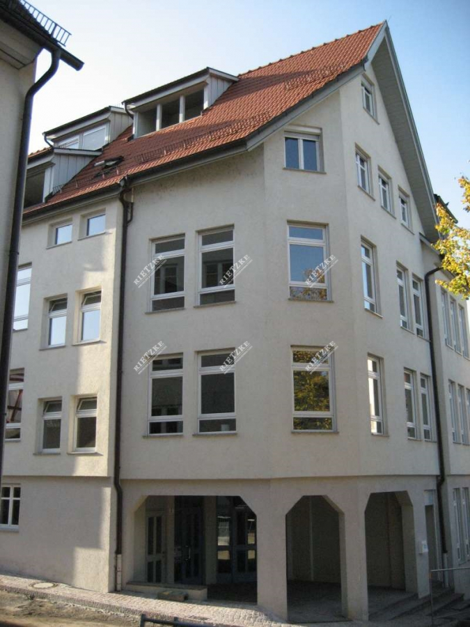 ARI-9337-Frontansicht - Individuell, geschnittene Dachgeschoss Maisonettewohnung mit EBK, Dachloggia und TG.-Platz