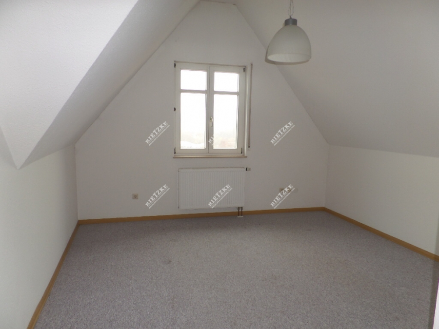 ARI-9337-Kinderzimmer - Individuell, geschnittene Dachgeschoss Maisonettewohnung mit EBK, Dachloggia und TG.-Platz