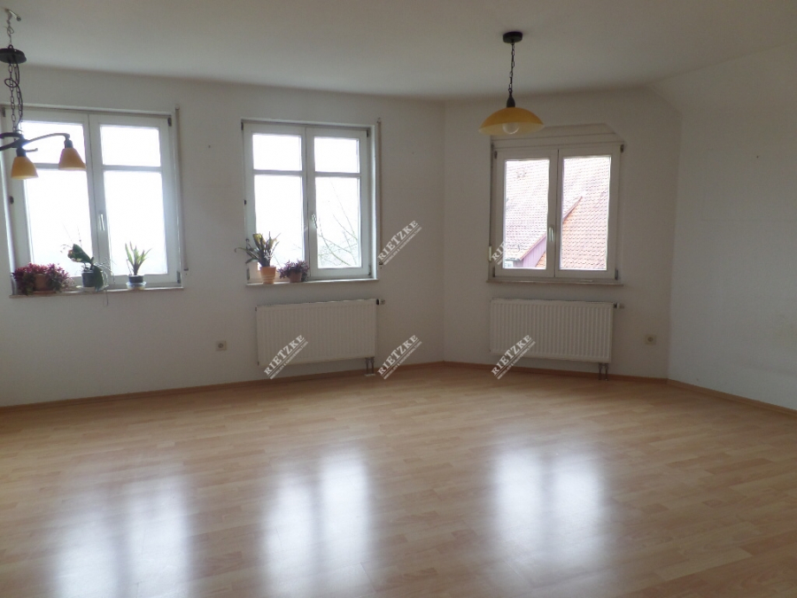 ARI-9337-Wohn-Essbereich - Individuell, geschnittene Dachgeschoss Maisonettewohnung mit EBK, Dachloggia und TG.-Platz