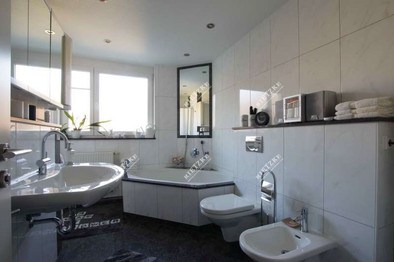 ARI-9316-Bad - Helle, zentrumsnahe 4 Zi-Whg. mit Gas-EBK, Balkon, Terrasse, WG und TG-Platz