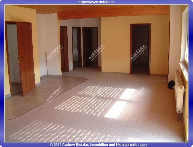 ARI-9033-Wohnzimmer - 4 Zi.- Whg im 2 Familienhaus, kinderfreundlich und ruhig gelegen!